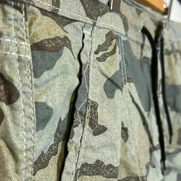 Levi Signature Men's Shorts Big & Tall Size 42 Camo Cargo Shorts Fish Camp Hike - Picture 3 of 8